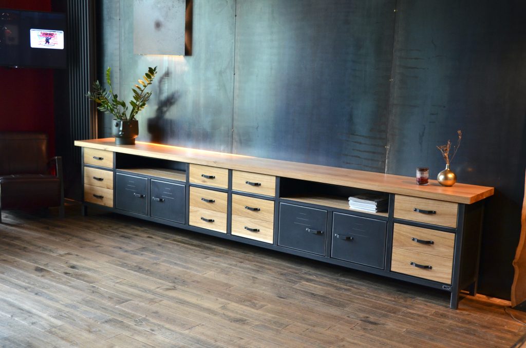 Enfilade industrielle CLO avec portes façon faux tiroirs en bois massif et rangements fermés
