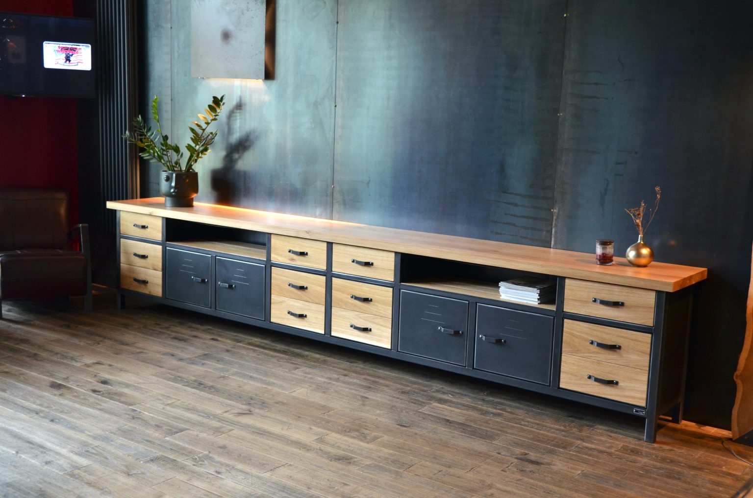 Buffet industriel sur mesure CLO en bois massif et acier, illustrant le choix des bonnes dimensions dans un grand salon.