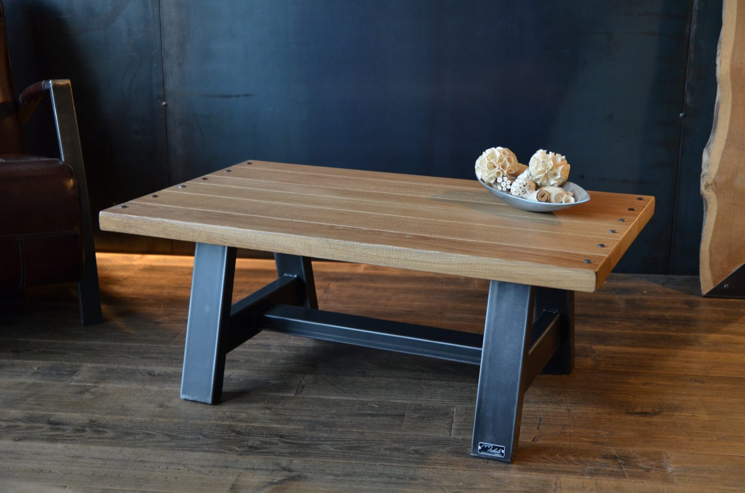 Table basse EUTHENIA en bois massif et métal, parfaite pour une décoration de style loft industriel
