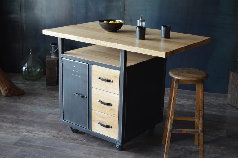 Îlot de cuisine AURORE en bois massif et métal, vue d'ensemble avec plan de travail en chêne et structure en acier noir.