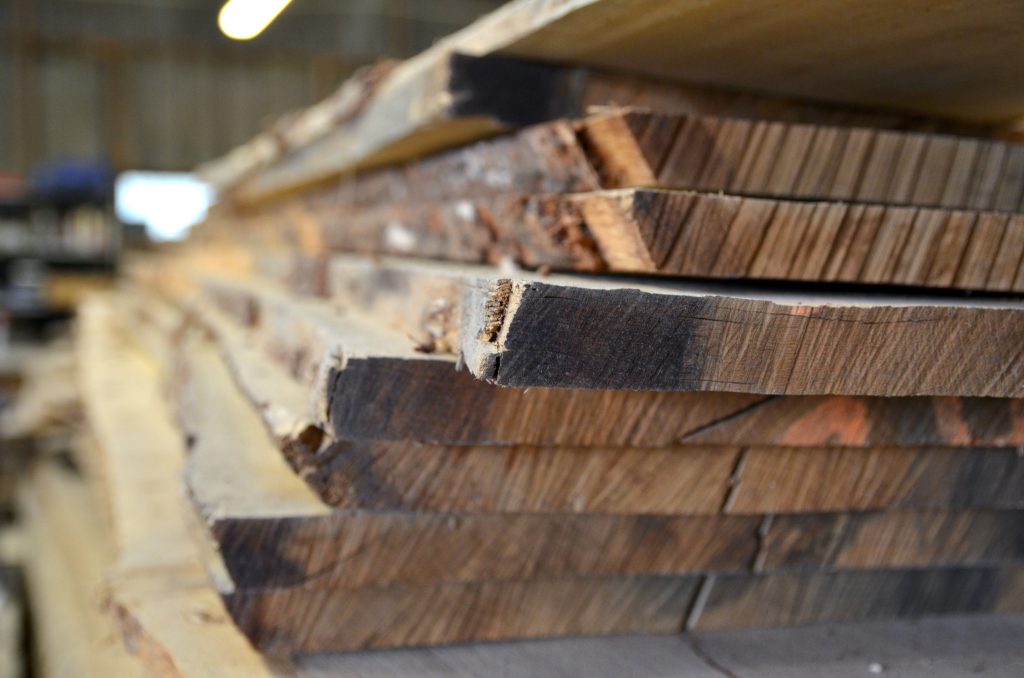 Détail du grain du chêne massif français pour bibliothèque sur mesure