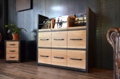 Meuble CALLIOPE en salon — rangement vinyles chêne massif et acier patiné Chic & Brut — Micheli Design Mayenne