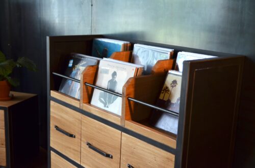 Meuble vinyle CALLIOPE vue en angle — bac facing et tiroirs chêne massif, design industriel — Micheli Design Mayenne