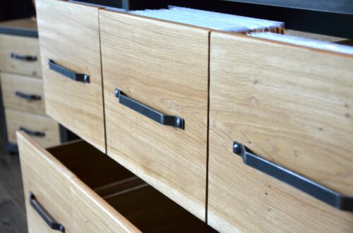 Tiroirs ouverts CALLIOPE — intérieur chêne massif, archivage 400 vinyles 33T sur coulisses — Micheli Design Mayenne