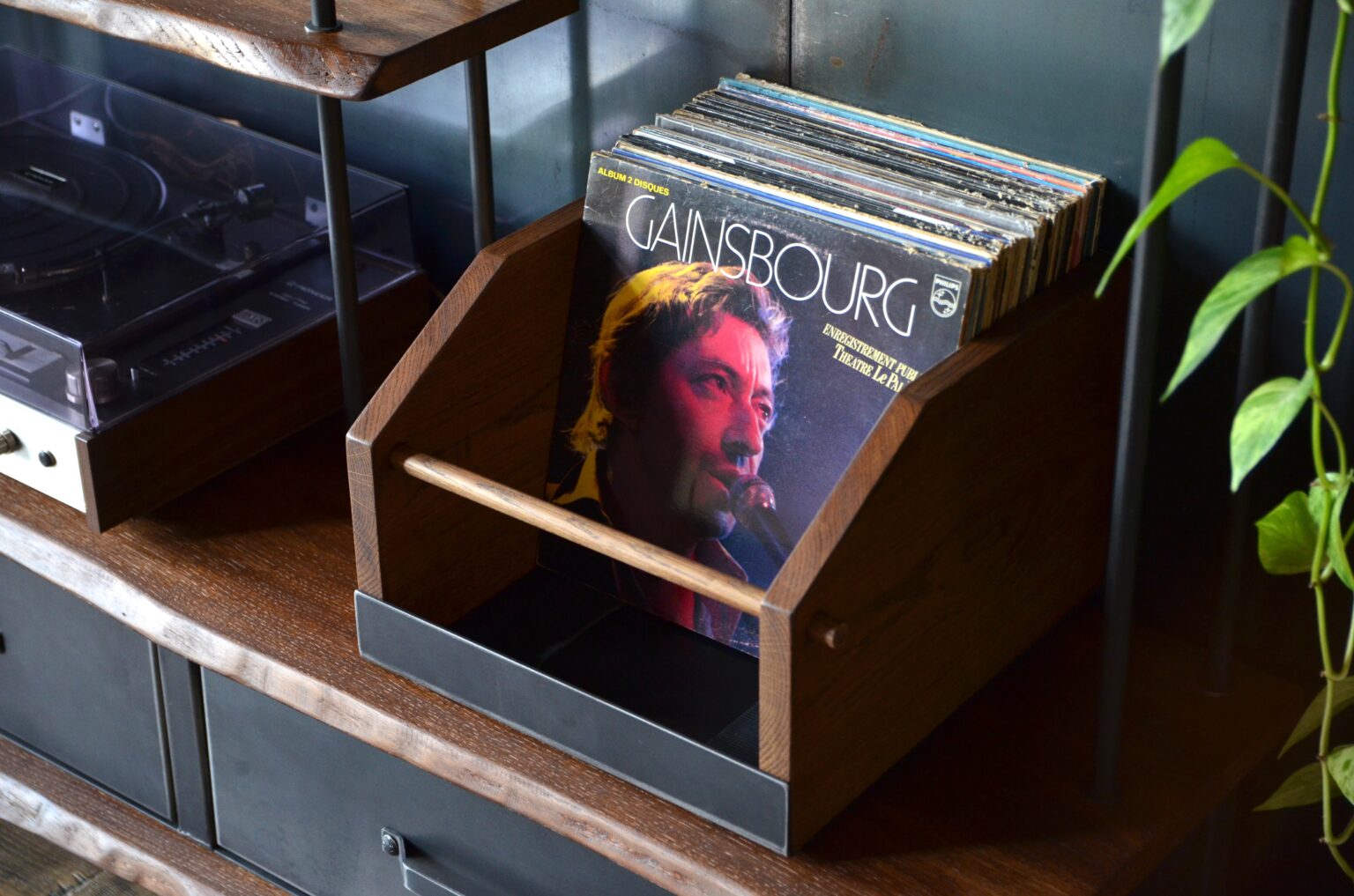 Bac vinyle ÉRATO en chêne massif et acier patiné posé au sol avec disques 33 tours visibles