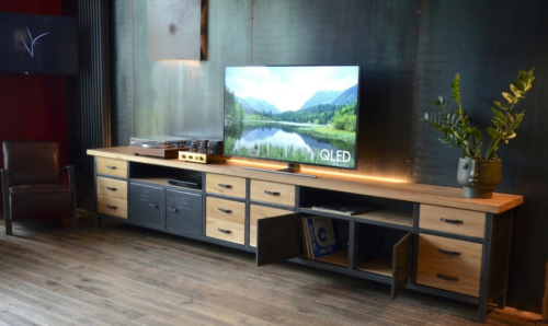 Meuble TV et platine vinyle sur mesure Micheli Design — Enfilade industrielle bois et métal avec grand écran QLED et système Hi-Fi haute fidélité