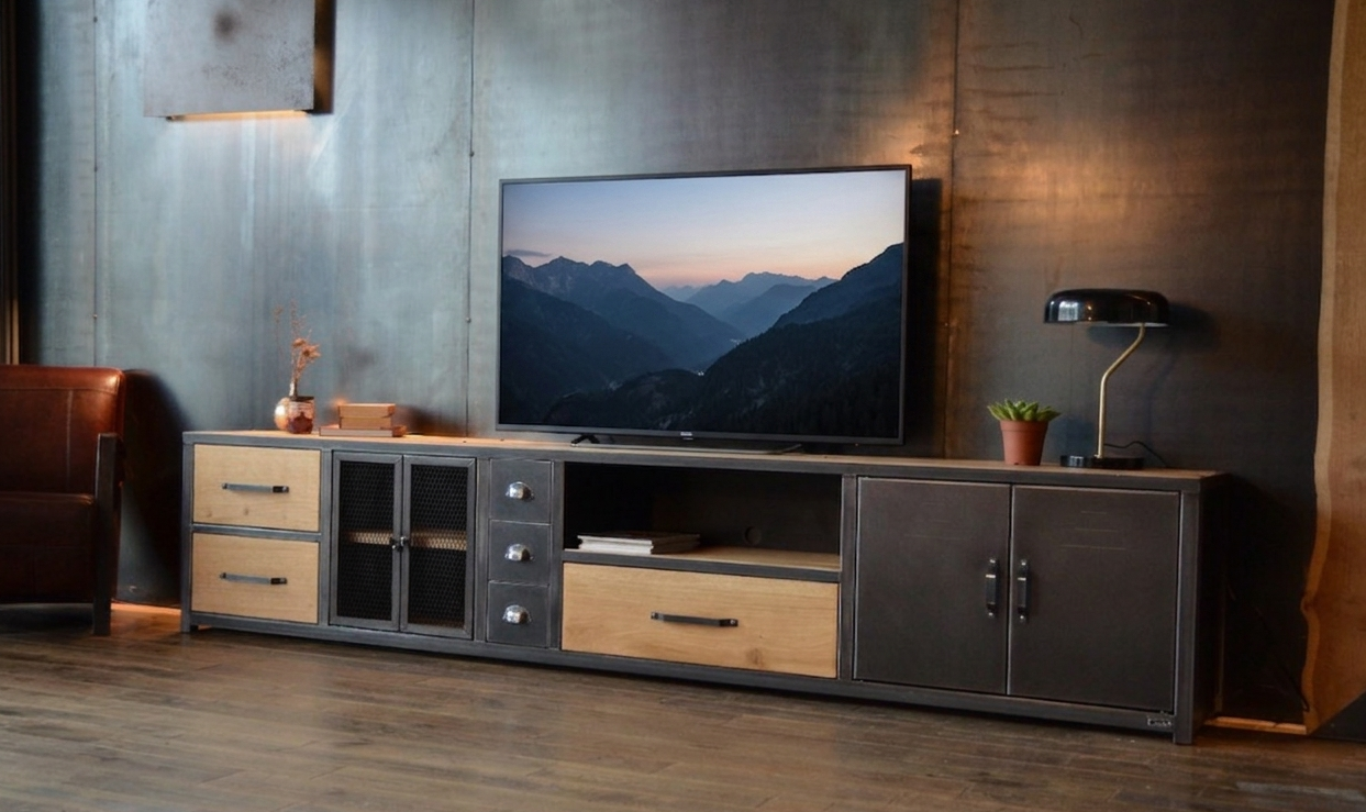 Meuble TV Hi-Fi sur mesure en chêne massif et acier avec niches ventilées et passage de câbles
