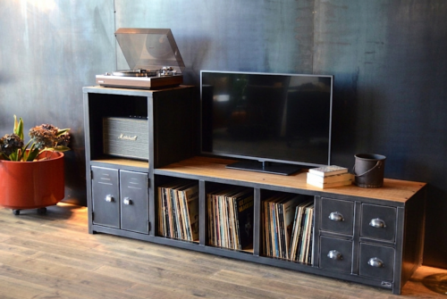 Composition TV et platine vinyle JAMES sur mesure — module platine avec niche ampli ventilée et module TV avec niches vinyles et tiroirs apothicaire, chêne massif et acier