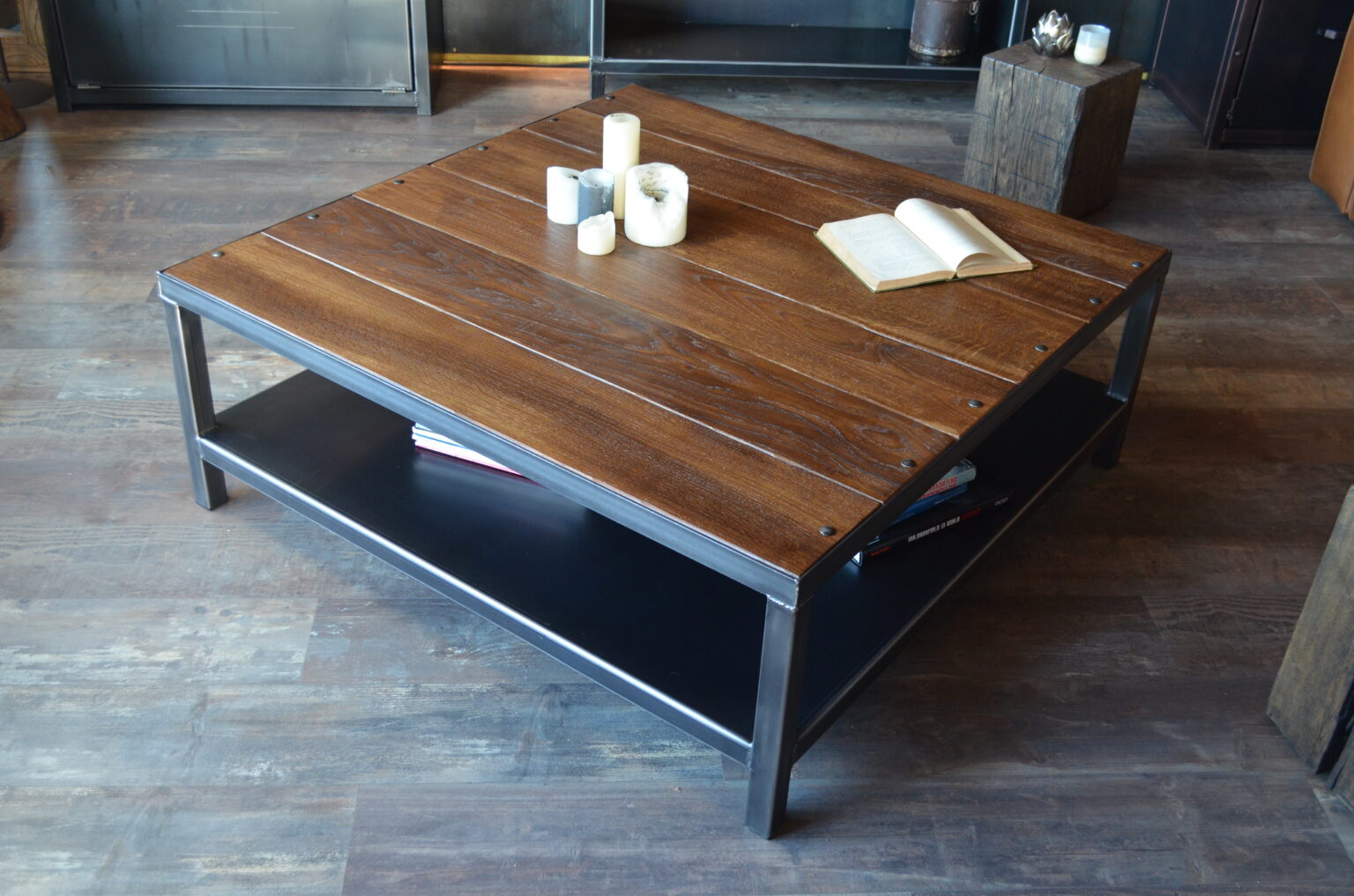 Table basse carrée JUSTITIA en bois massif foncé et acier patiné avec tablette basse