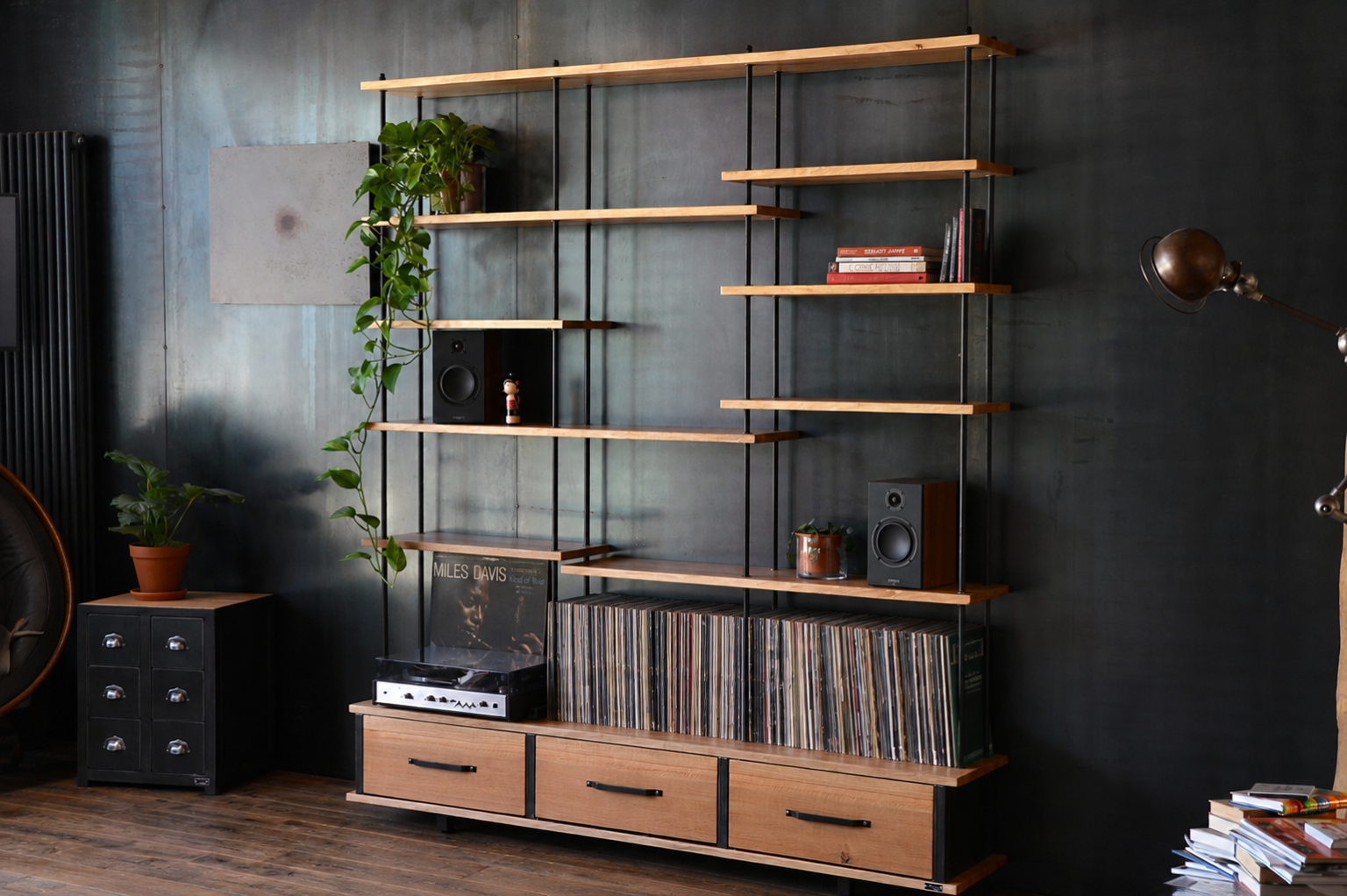 Bibliothèque coin musique sur mesure avec rangements vinyles, platine et étagères en chêne massif et acier