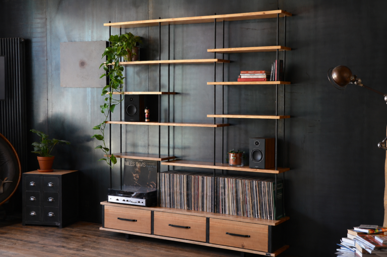 Bibliothèque coin musique sur mesure avec rangements vinyles, platine et étagères en chêne massif et acier