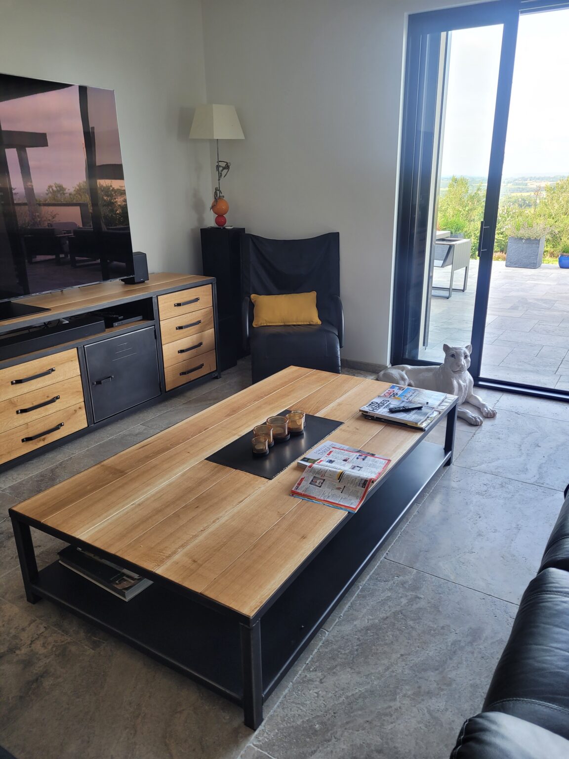 Grande table basse HESTIA en bois et métal dans un salon avec meuble TV assorti