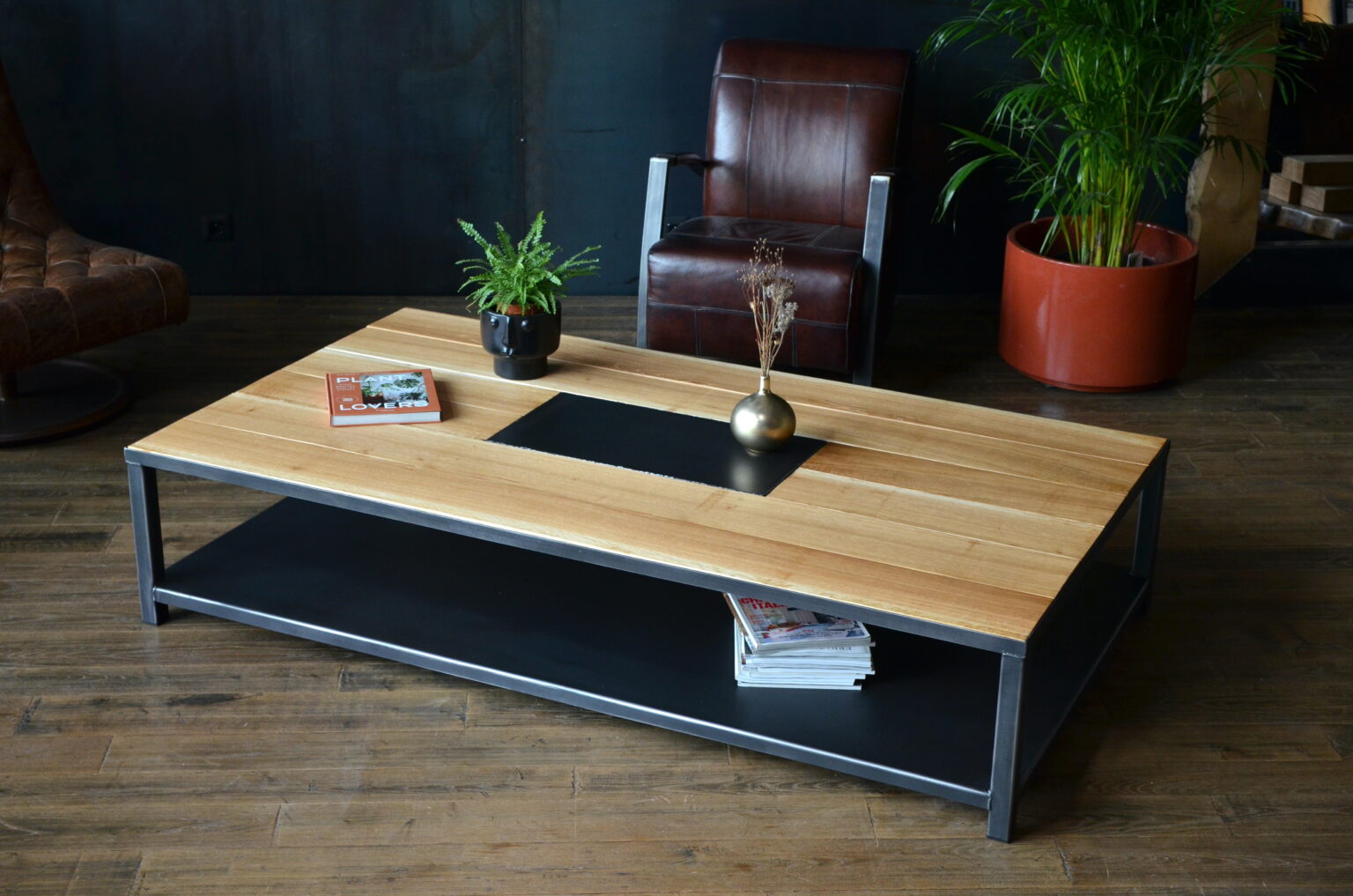 Grande table basse rectangulaire HESTIA en chêne massif et acier patiné avec plateau bas