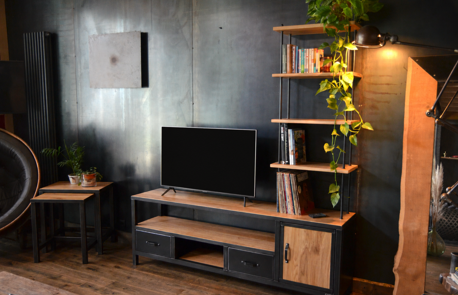 Meuble TV industriel en chêne massif et acier avec bibliothèque ouverte intégrée dans un salon au style chaleureux