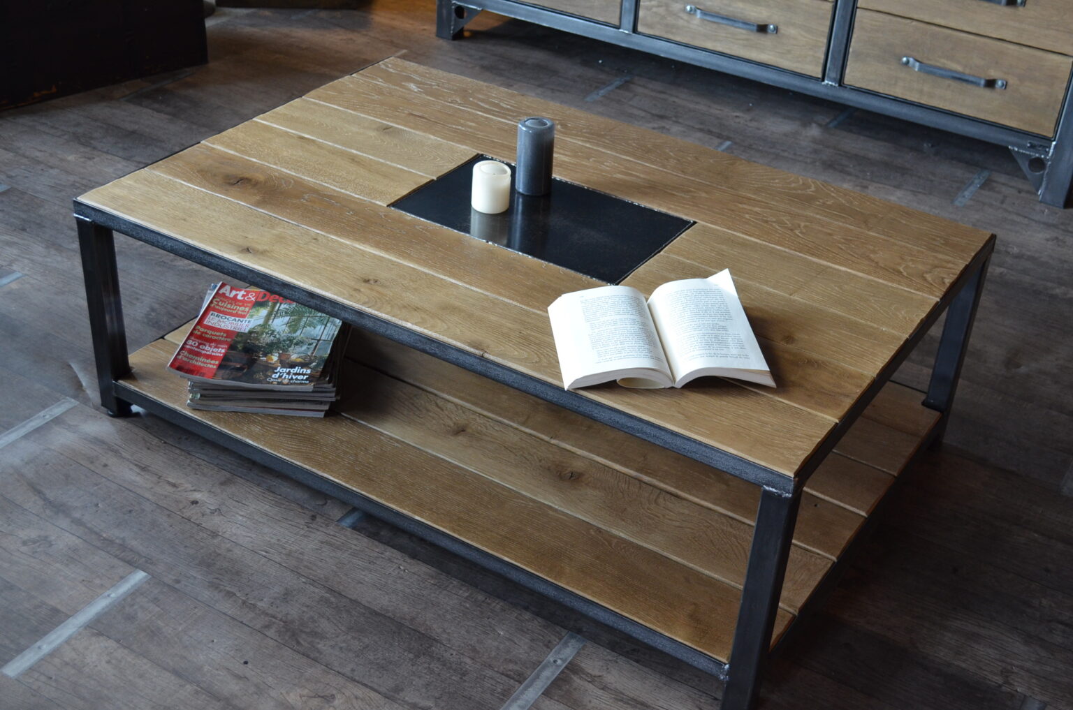 Table basse ARTÉ en chêne massif et acier avec plateau inférieur ouvert pour livres et magazines