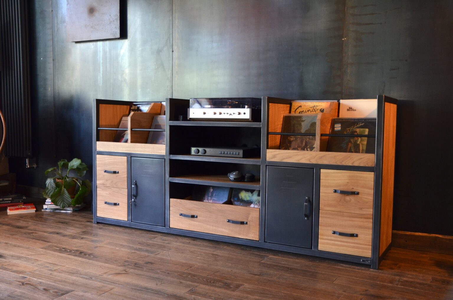Meuble vinyle industriel MEMPHIS en bois massif et acier avec six bacs de consultation, plateau pour platine et niches Hi-Fi